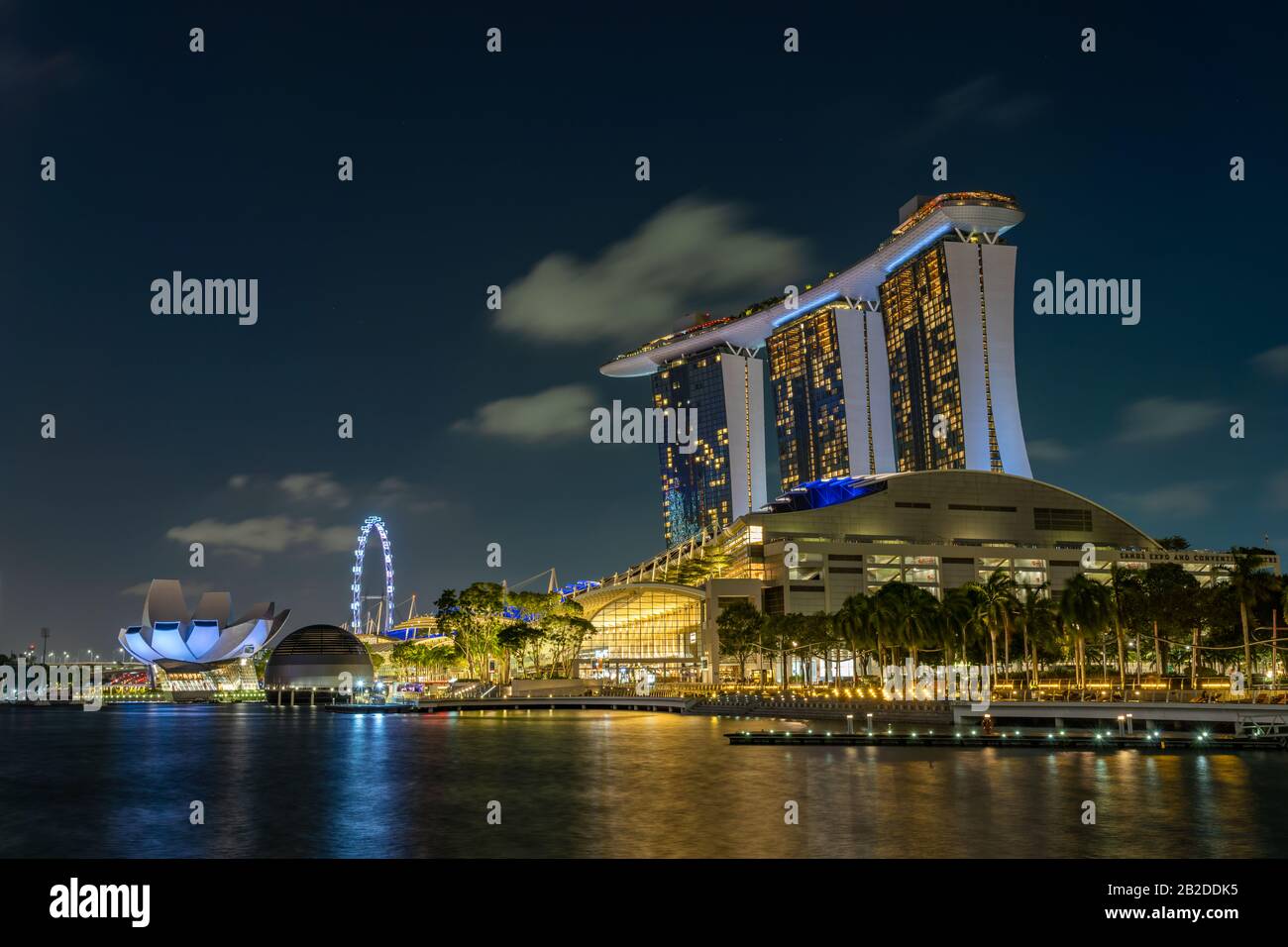 Singapore CITY, SINGAPUR - 13. FEBRUAR 2020: Marina Bay Sands nachts das größte Hotel in Asien. Es wurde am 27. April 2010 eröffnet. Stockfoto