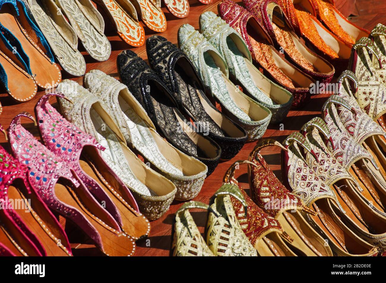 Schuhgeschäft in dubai schuhe -Fotos und -Bildmaterial in hoher Auflösung –  Alamy