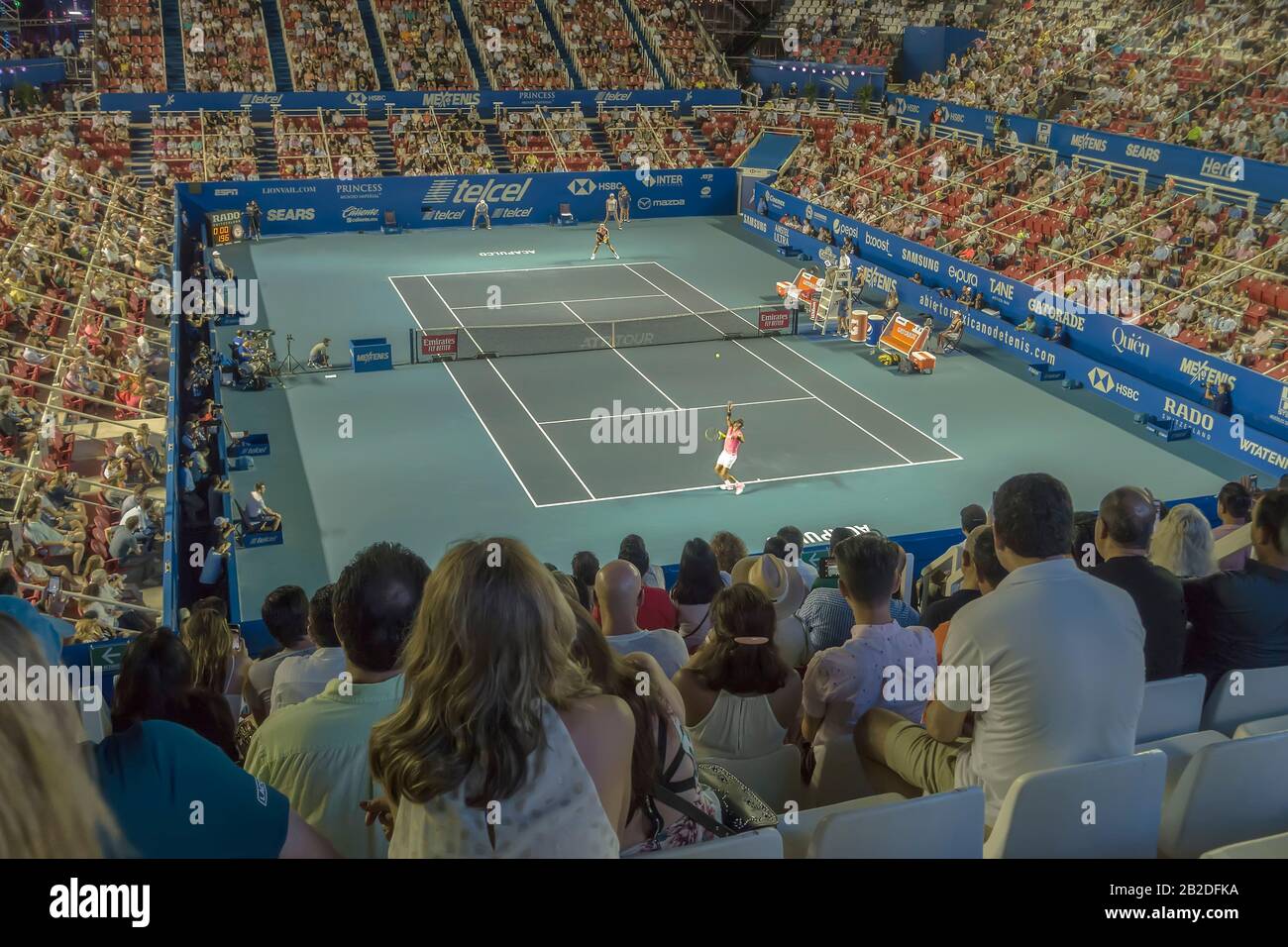 Der Weltranglisten-Zweite-Spaniens Rafael Nadal steht gegen den ungepfladeten US-Amerikaner Taylor Fritz bei den Acapulco Open 2020, Mexiko Stockfoto