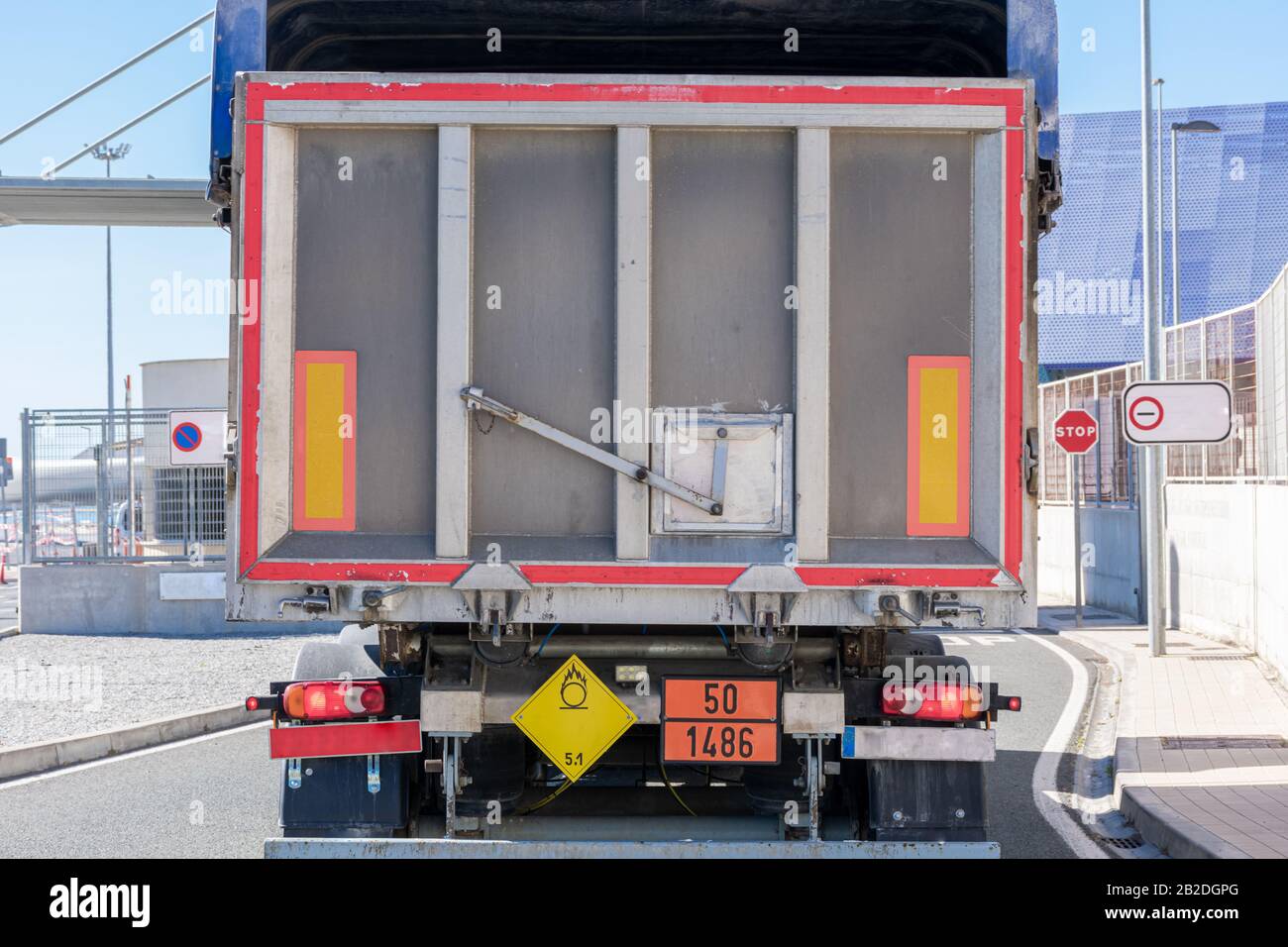 Rückansicht eines Staplers mit Gefahrgutplatten mit Gefahrkennnummern, oxidierenden Feststoffen, Düngemitteln. Stockfoto