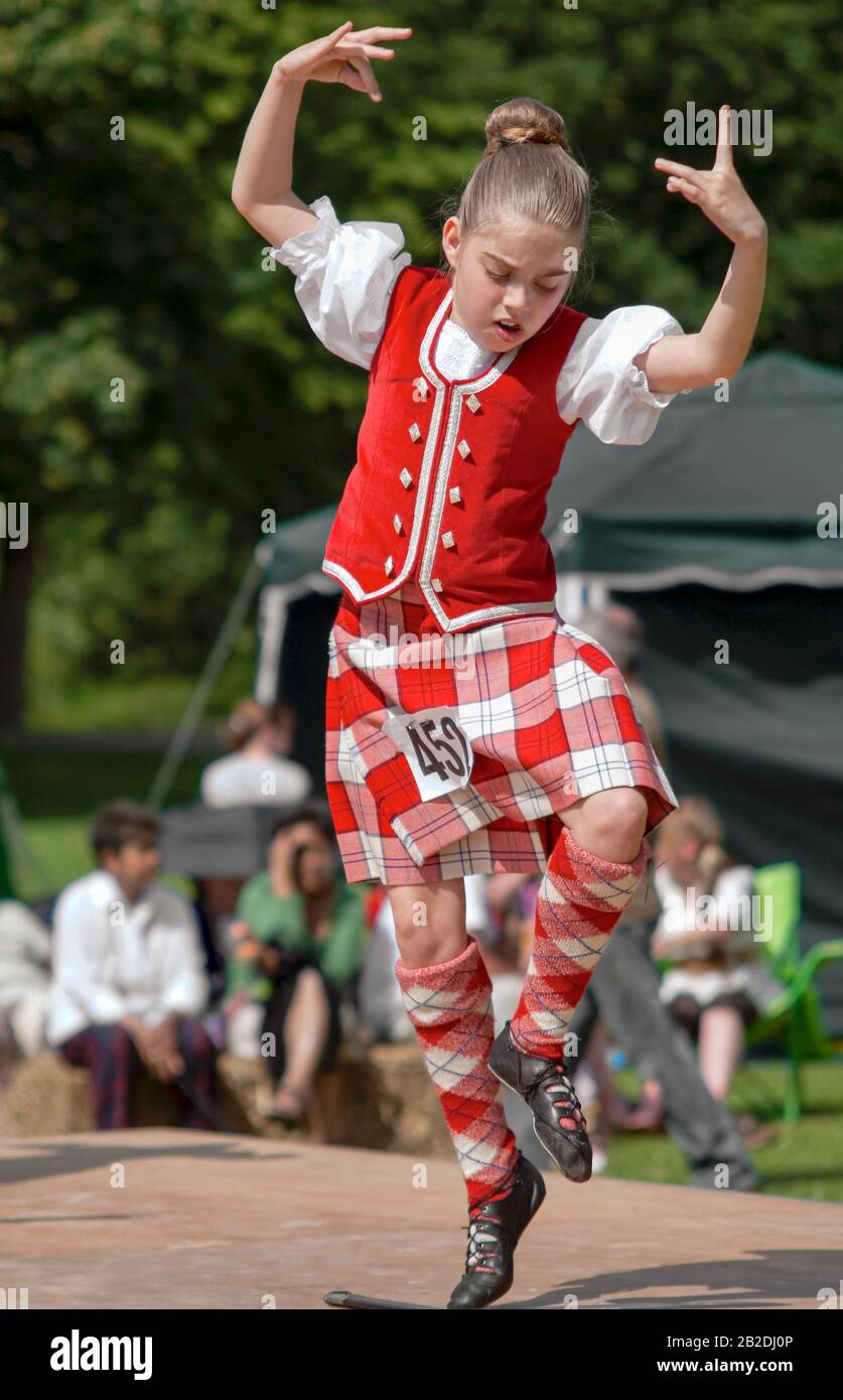 Junger schottischer Highland Dancer, der während eines Wettbewerbs in Colchester, Essex, England, einen Schwerttanz ausführte Stockfoto