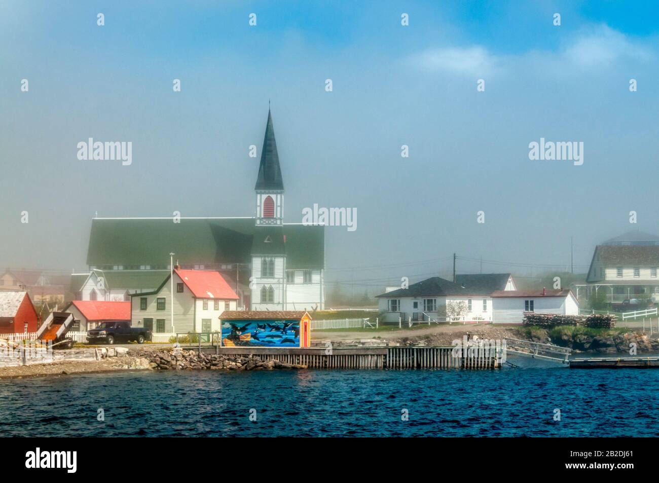 Die kleine historische Stadt Trinity auf der Bonavista Halbinsel von Neufundland mit Nebel weht in der Trinity Bay. Stockfoto