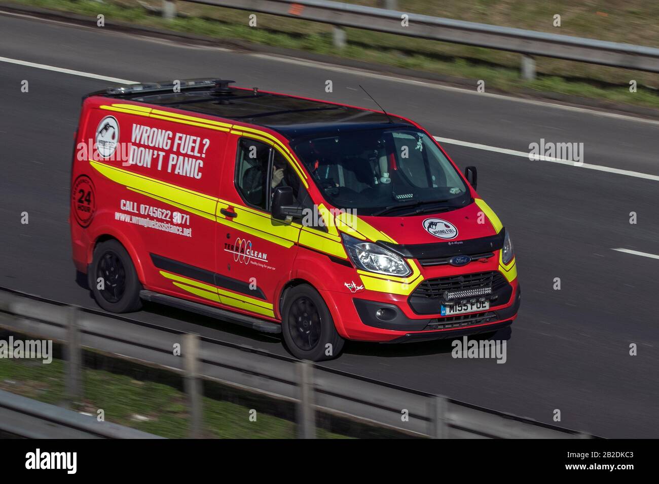 Falscher Kraftstoff; 24-Stunden-Pannenhilfe; Verkehr, Transport, moderne Fahrzeuge, Salonwagen, Fahrzeug auf britischen Straßen, Motoren, Fahren auf der Autobahn M6 Stockfoto