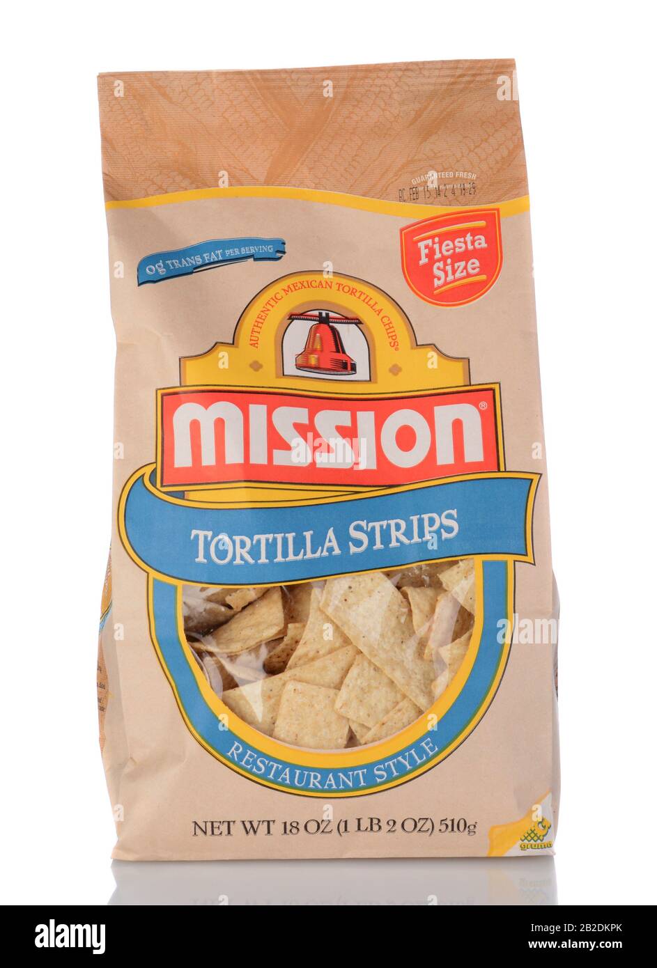 Irvine, CA - 05. Januar 2014: Ein Beutel mit 18 Unzen Mission Tortilla Streifen. Mission Foods hat eine Reihe von Tortilla-Produkten, die von den traditionellen reichen Stockfoto