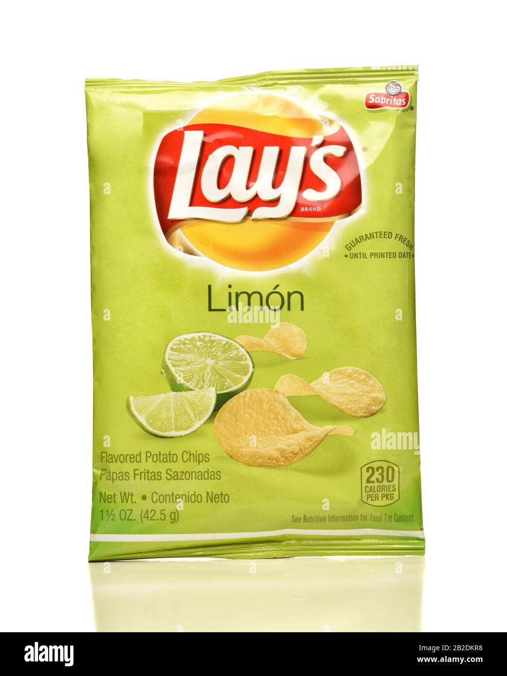 Irvine, CA - 4. APRIL 2019: Ein Paket Von Lays Limonkartoffelchips von der Frito-Lay Company. Stockfoto
