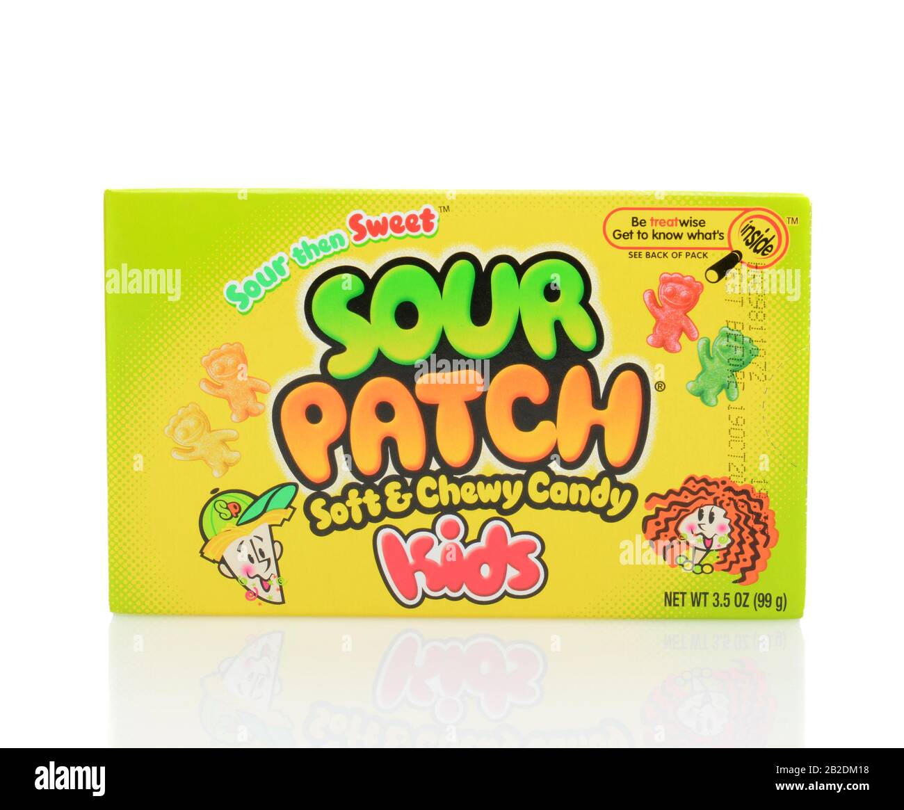 Irvine, CA - 23. JUNI 2014: Eine Kiste Mit Sour Patch Kids Candy. Die weiche und keulige Süßigkeit gehört der Cadbury Adams Company und wird in Kanada hergestellt. Stockfoto