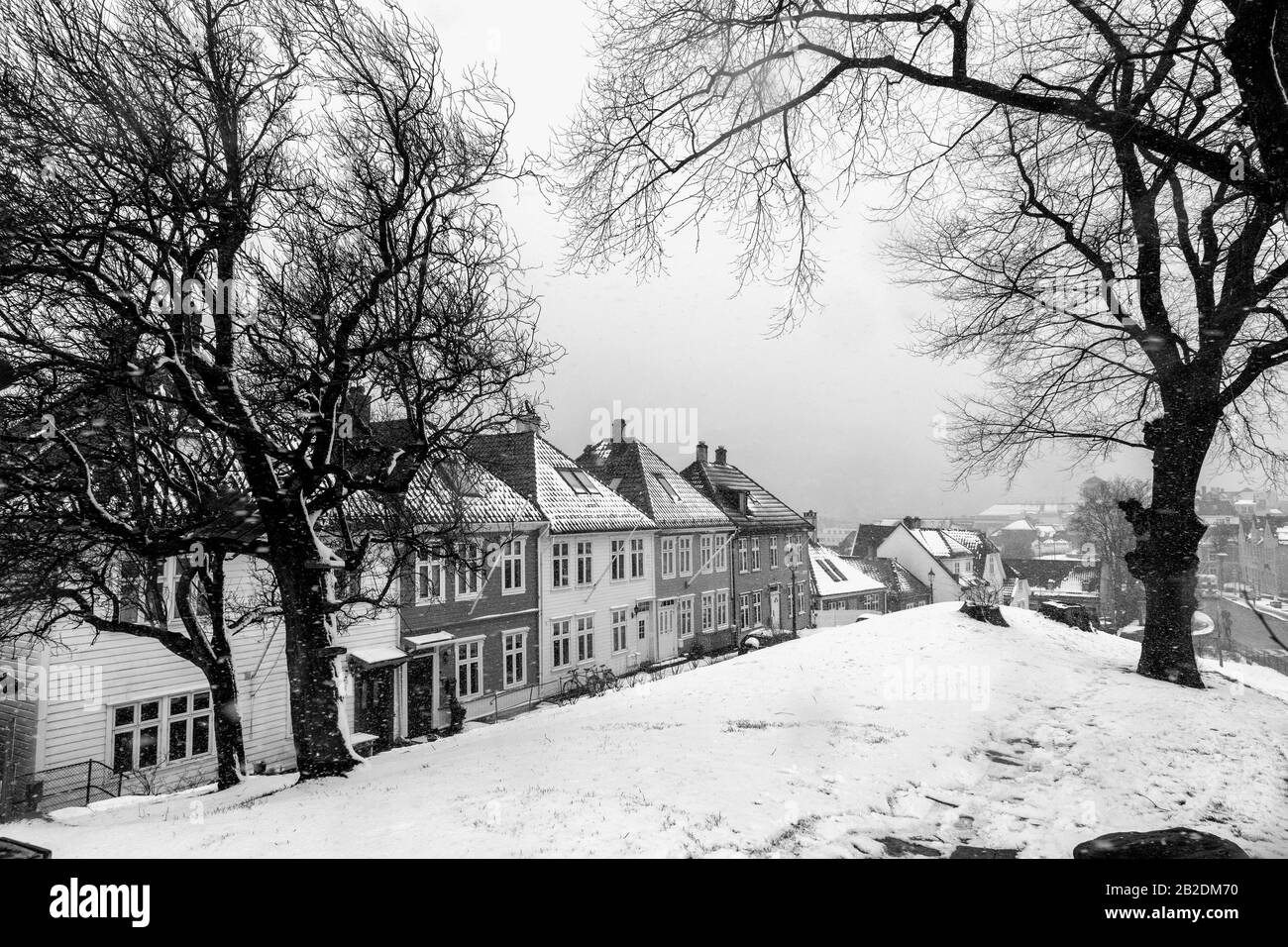 Blick vom Park Klosterhaugen in Richtung Klosteret und Haugeveien, in einem der alten Teile der Innenstadt von Bergen, Norwegen. Winter in Klosterhaugen bei Nordnes. Stockfoto