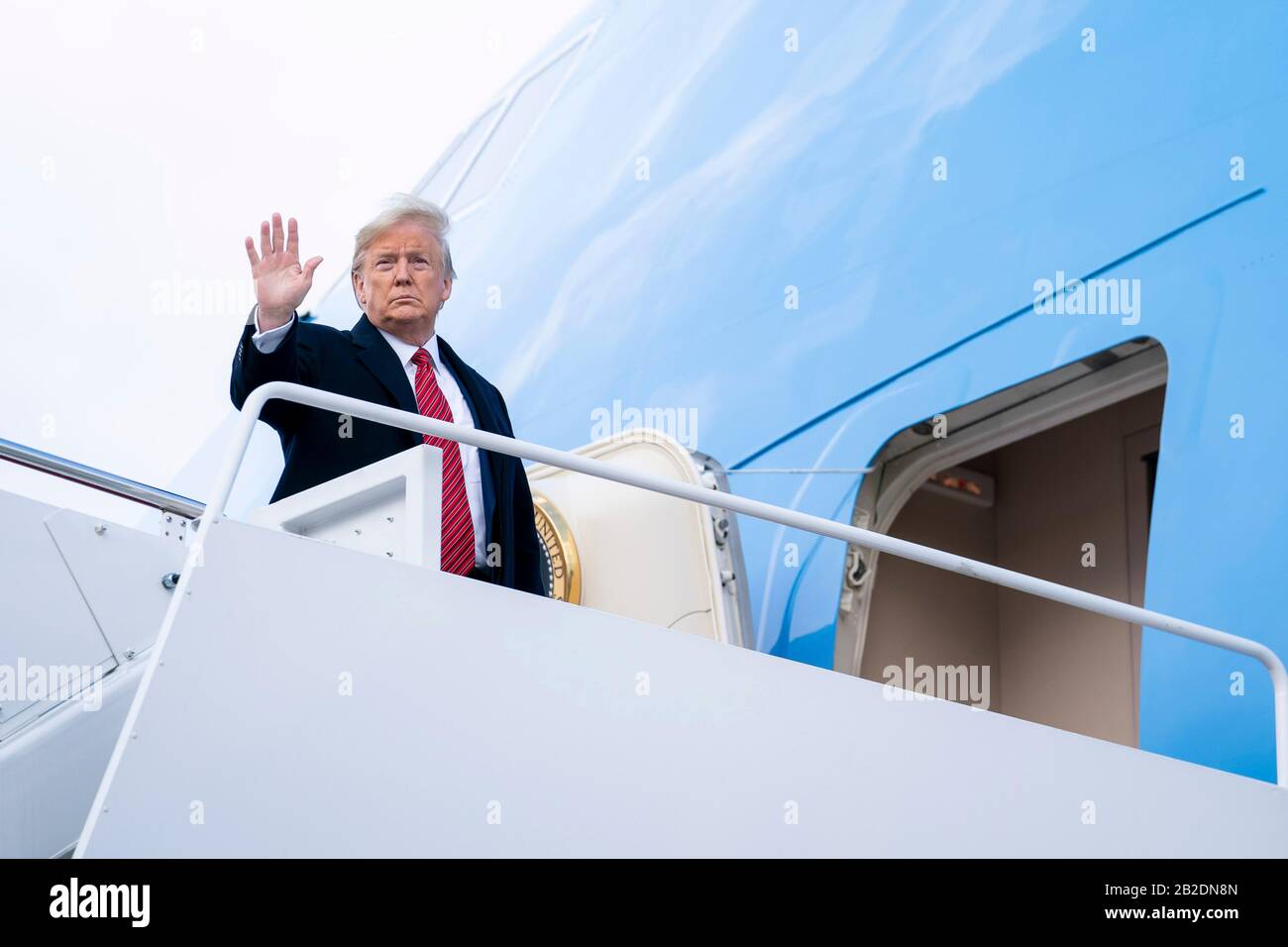 US-Präsident Donald Trump wackt, als er Air Force One auf seinem Weg nach South Carolina auf der Joint Base Andrews am 28. Februar 2020 in Clinton, Maryland, vortritt. Stockfoto