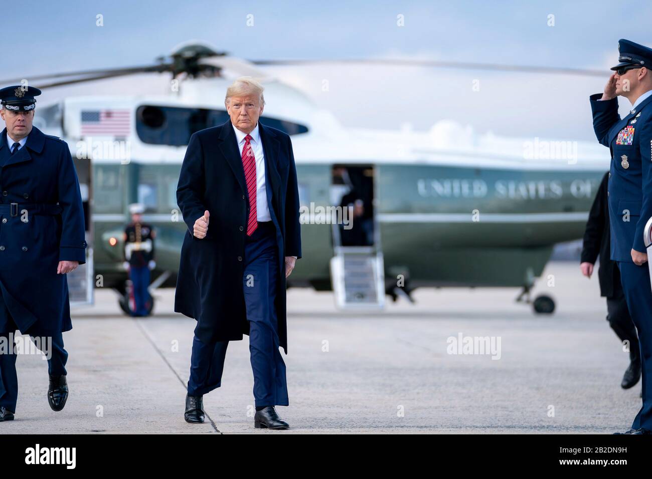 US-Präsident Donald Trump entlässt Marine One und wird zur Air Force One auf der Joint Base Andrews vom 28. Februar 2020 in Clinton, Maryland, eskortiert. Stockfoto
