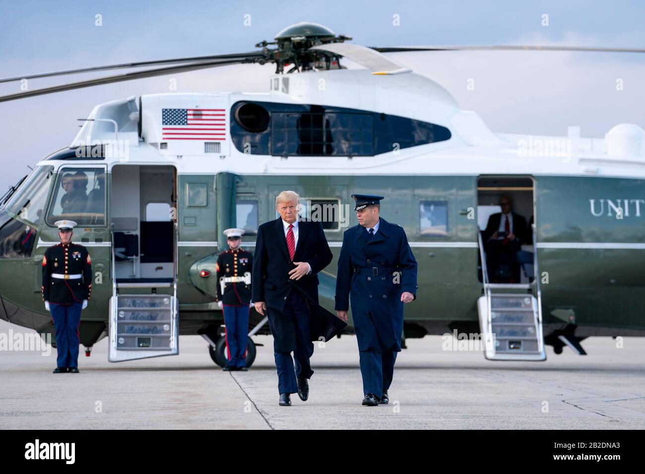 US-Präsident Donald Trump entlässt Marine One und wird zur Air Force One auf der Joint Base Andrews vom 28. Februar 2020 in Clinton, Maryland, eskortiert. Stockfoto