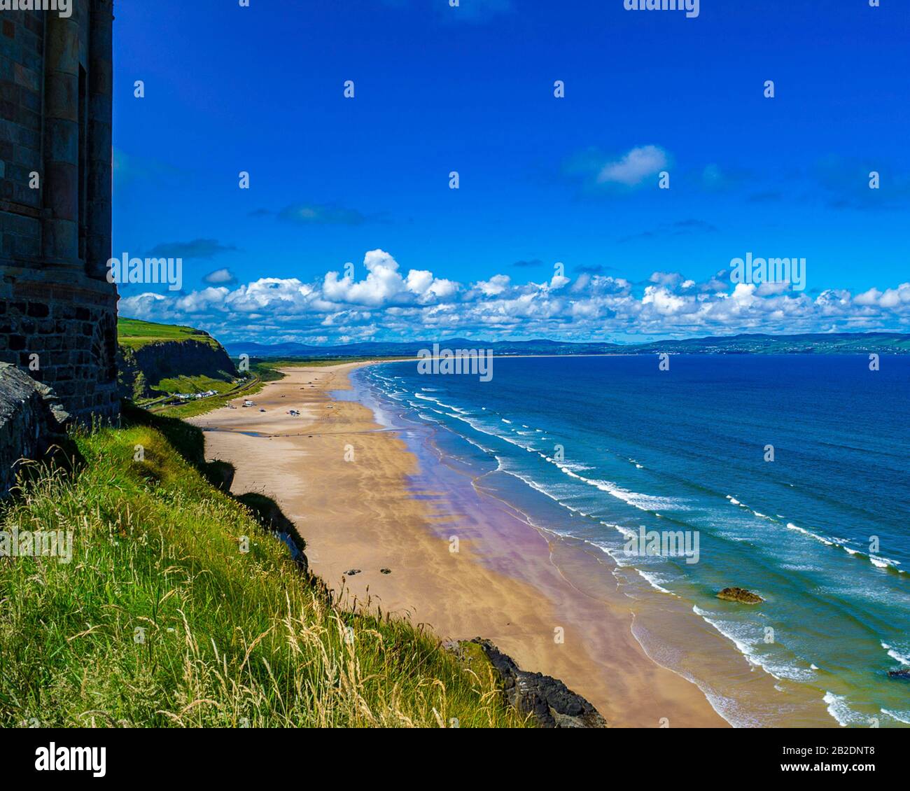 Schöner Abfahrtsstrand an der Causeway Coast Stockfoto