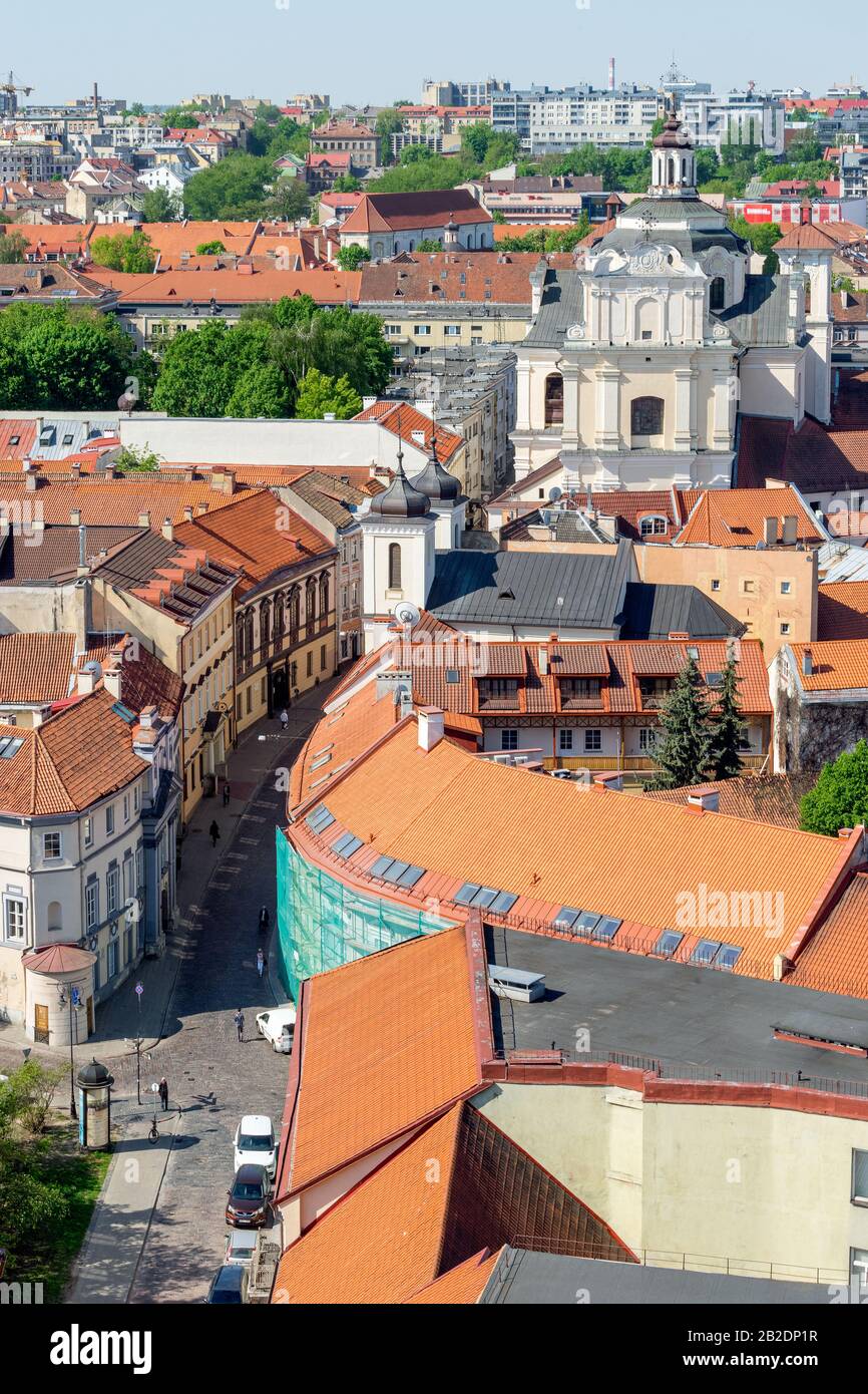 Blick auf die Altstadt von Vilnius vom Turm der St.-John-Kirche an einem sonnigen Frühlingstag. Dominikanische Straße. Wohnungen und Tempel Stockfoto