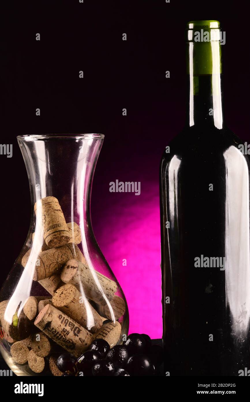 Flasche Wein, Korken und Holzfässer auf einem Studioschuss Stockfoto