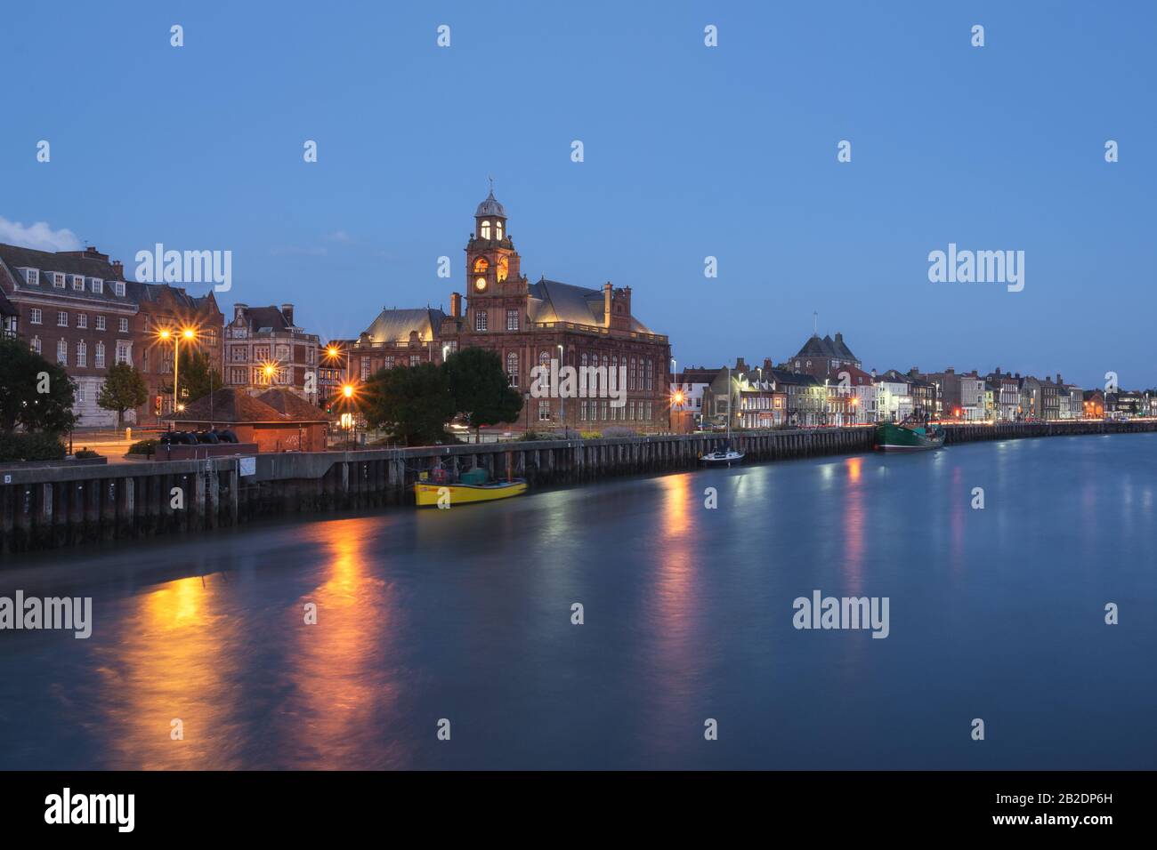 Great Yarmouth Kai, Town Hall, Riverbank und Segelschiff Stockfoto
