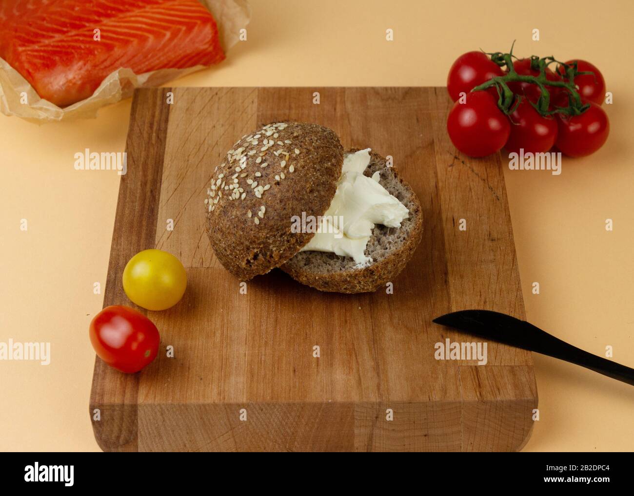 Ketobrot aus Mandelmehl und Psyllium mit Frischkäse und einer Lachsscheibe. Paleo und intermittierende Fastendiät. Stockfoto