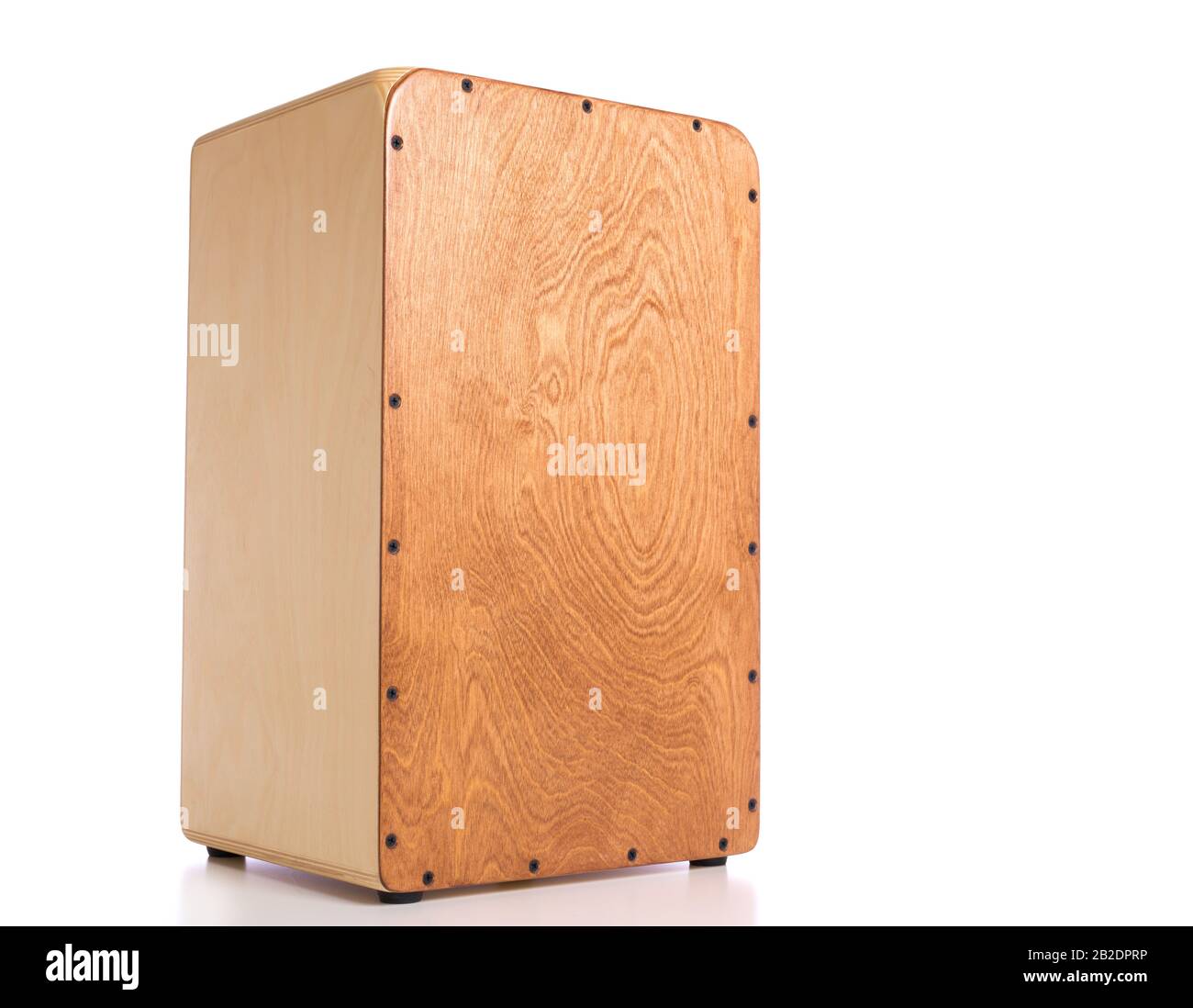 Ein Cajon aus Holz auf weißem Grund Stockfoto