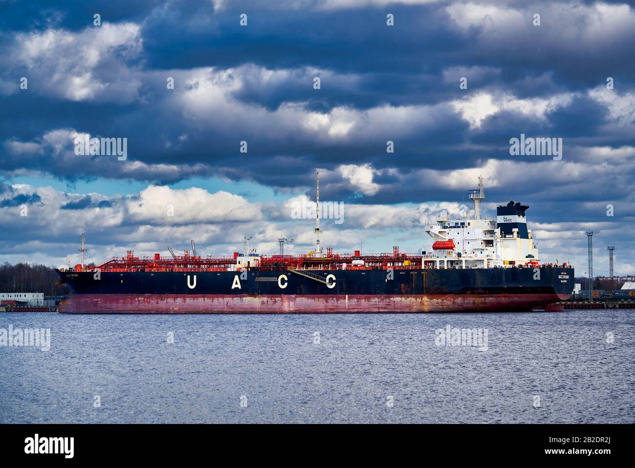 02-03-2020 Riga, Lettland EIN Containerschiff, das an einem sehr ruhigen Tag im Hafen ankommt Stockfoto