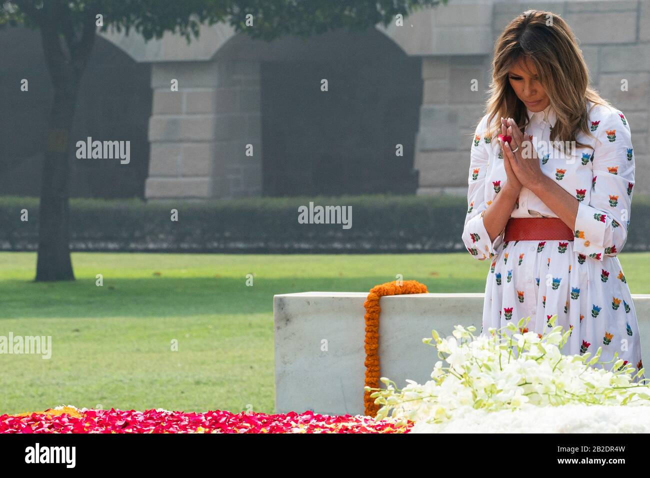 US-First Lady Melania Trump steht für einen Moment des Schweigens zu Ehren Mahatma Gandhis während einer Kranzniederlegung in Raj Ghat am 25. Februar 2020 in Neu-Delhi, Indien. Stockfoto