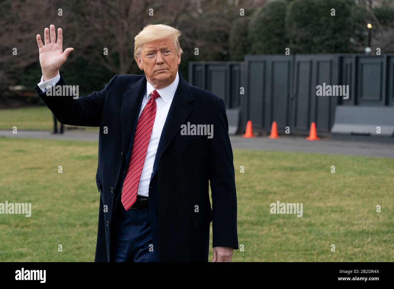 US-Präsident Donald Trump waves, als er zu Marine One auf dem South Lawn des Weißen Hauses am 28. Februar 2020 in Washington, DC läuft. Stockfoto