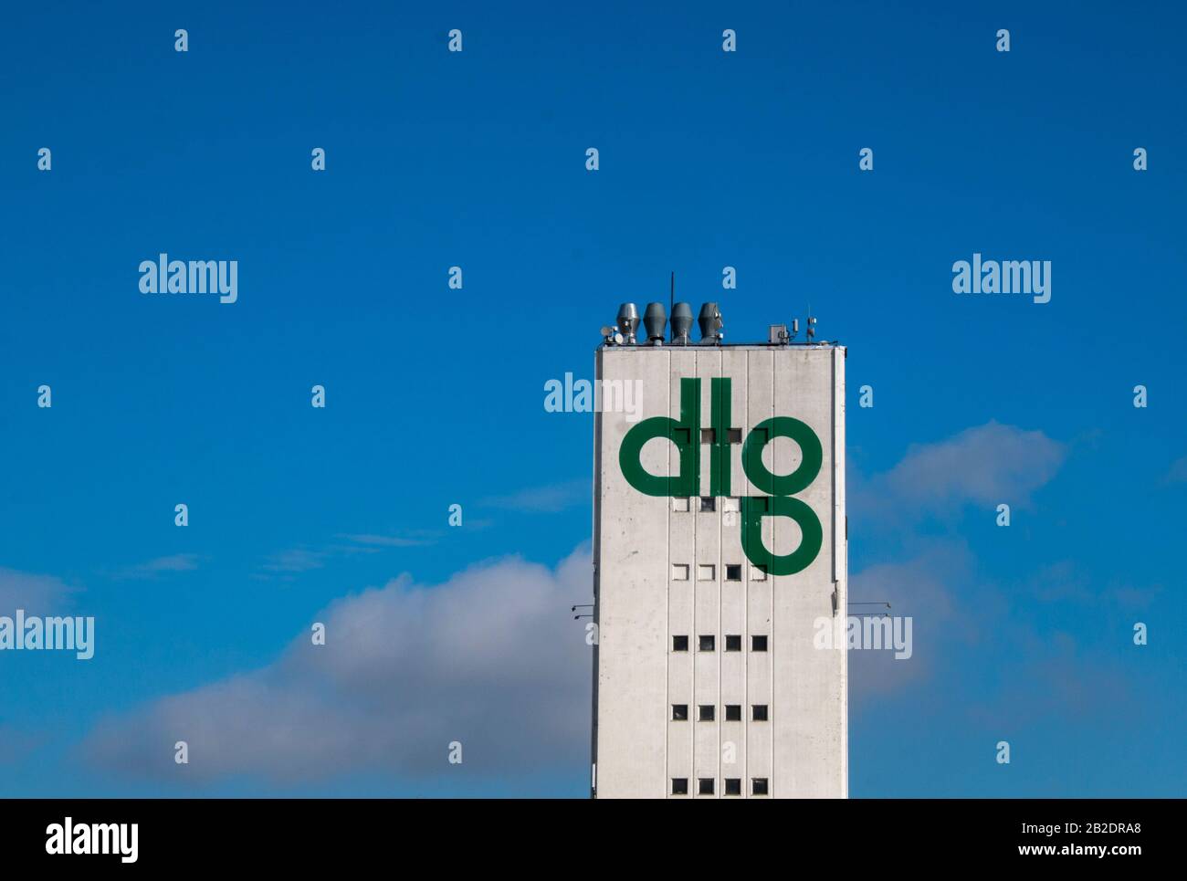 Randers, Dänemark - 02. März 2020: Das Logo des DLG-Gebäudes in Randers. Stockfoto