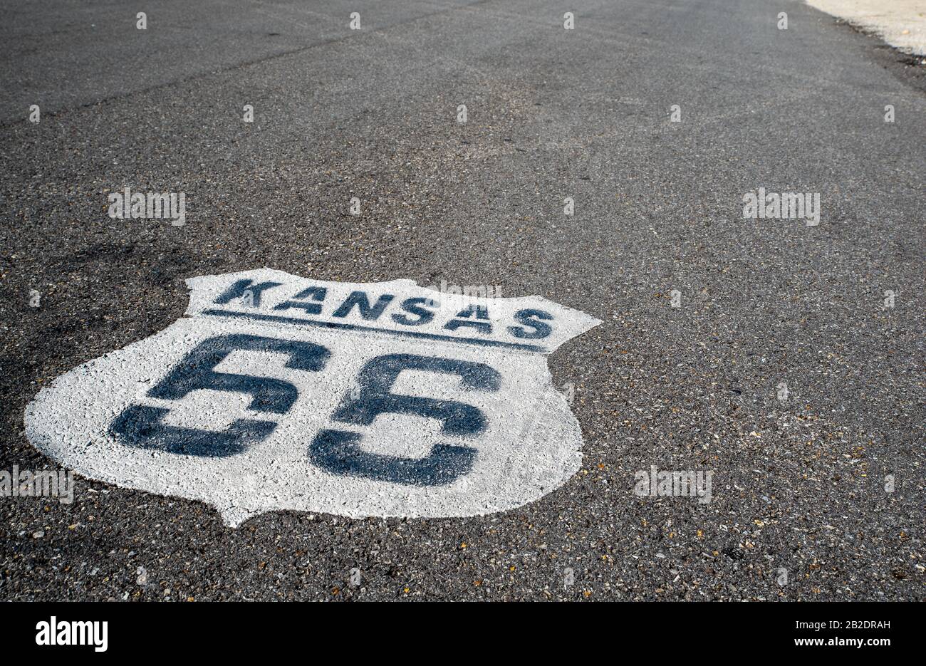 Route 66 Auf der Fahrbahn in Kansas gemalt. Die Straße der Mutter. Die Main Street of America. Stockfoto