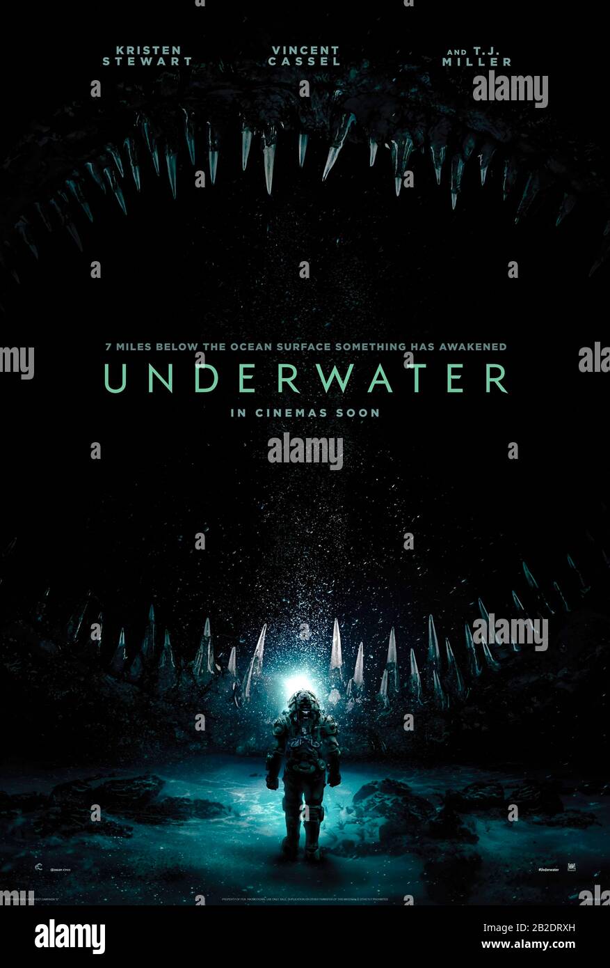 Unterwasser (2020) unter der Regie von William Eubank und mit Kristen Stewart, Vincent Cassel, Jessica Henwick und T.J. Miller. Wasserforscher, die den Mariana-Trench erkunden, stecken von einem Erdbeben fest und treffen auf eine Gruppe von Kreaturen... Stockfoto