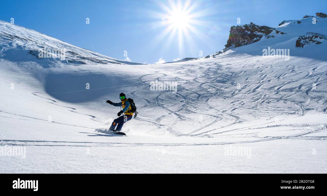 Snowboarder mit Splitboardfahrten im Schnee, Skitour Geierspitze, Wattentaler Lizum, Tuxer Alpen, Tyrol, Österreich Stockfoto