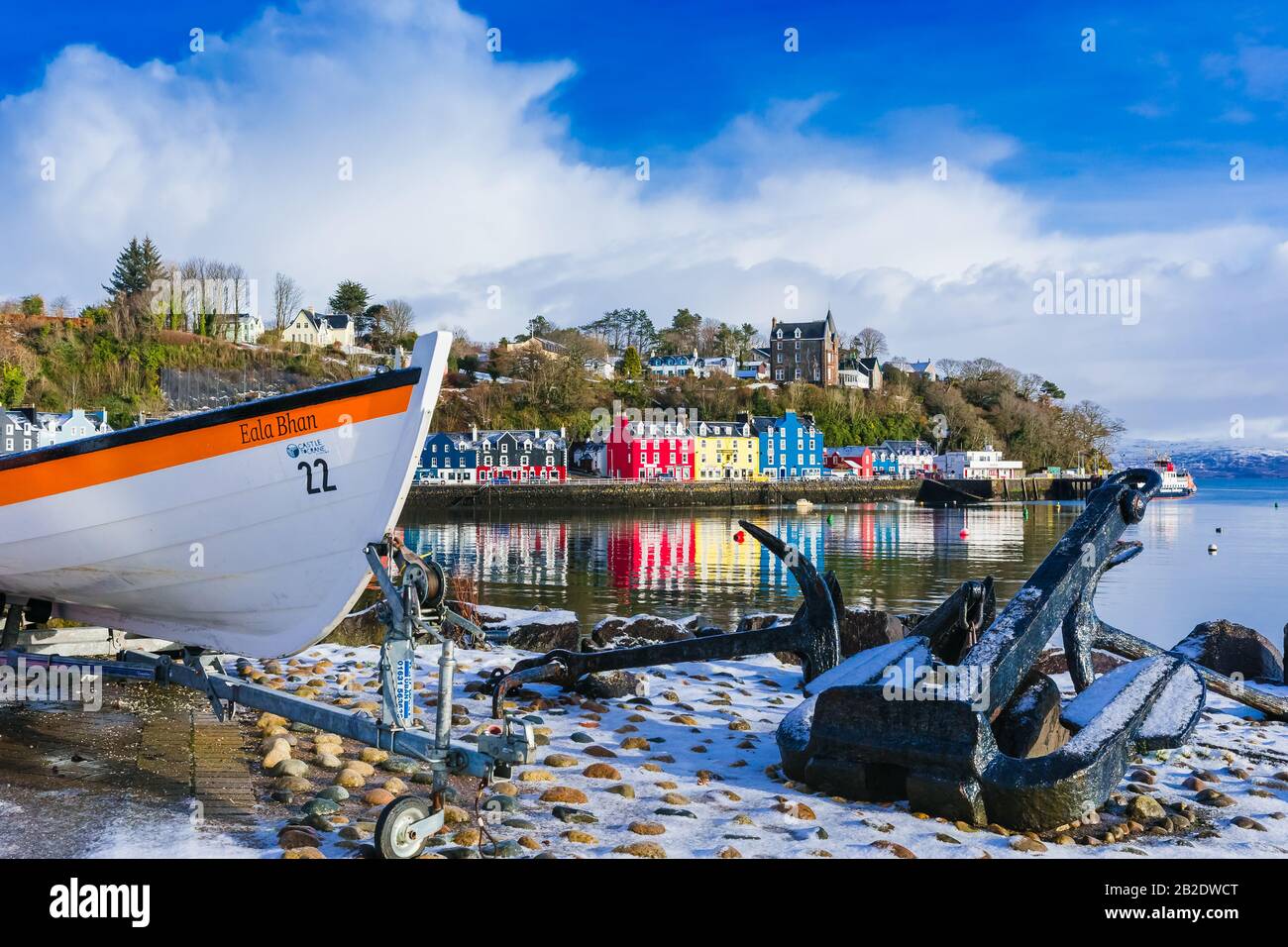 Tobermory, Insel Mull, Schottland, 12. Februar 2018. Tobermory Hafen im Winter mit Fischerboot, Anker und den berühmten bunten Häusern. Querformat Stockfoto