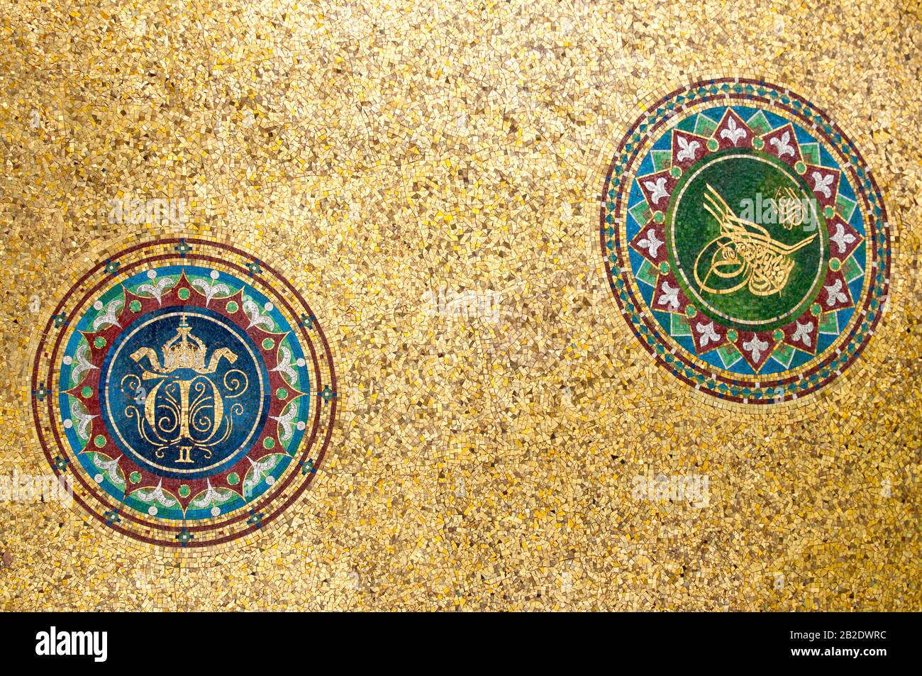 Die zB. Mosaikdecke des Deutschen Brunnens in Istanbul, Türkei mit dem Kalligraphen tughra oder Monogramm des ottonischen Sultans Abdulhamid II Stockfoto