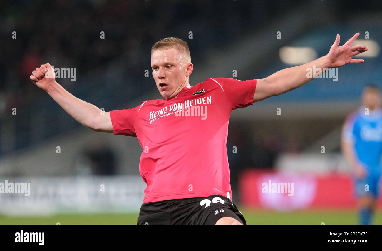 Hannover, Deutschland. März 2020. Fußball: 2. Bundesliga, 24. Spieltag: Hannover 96 - Holstein Kiel in der HDI-Arena in Hannover. Hannovers Philipp Ochs Werfer zum 2:1 gegen Holstein Kiel. Kredit: Peter Steffen / dpa - WICHTIGER HINWEIS: Gemäß den Vorschriften der DFL Deutsche Fußball Liga und des DFB Deutscher Fußball-Bund ist es untersagt, im Stadion und/oder aus dem fotografierten Spiel in Form von Sequenzbildern und/oder videoähnlichen Fotoserien auszunutzen oder auszunutzen./dpa/Alamy Live News Stockfoto