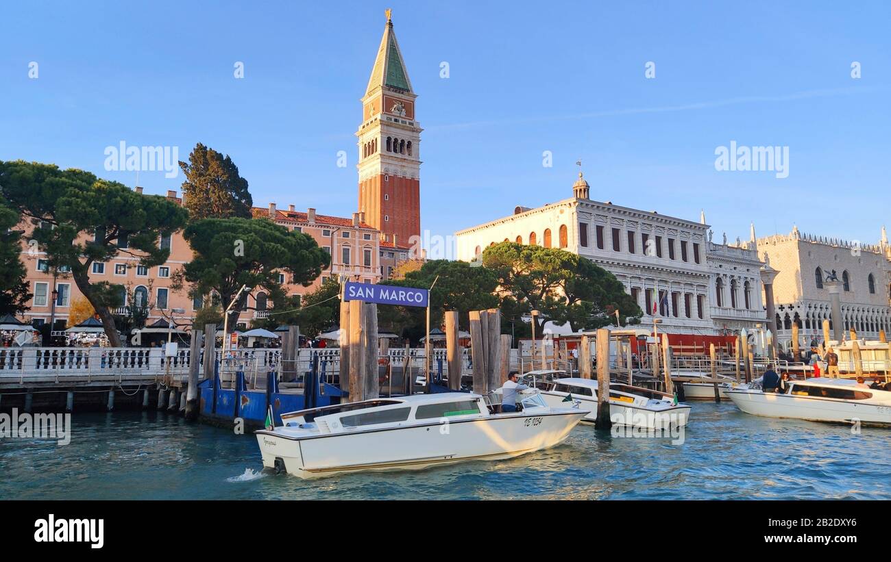 Venedig Italien - 10. Oktober 2019. Blick auf den Canal Grande mit Häusern mit einem Boot auf dem Markusplatz. Stockfoto