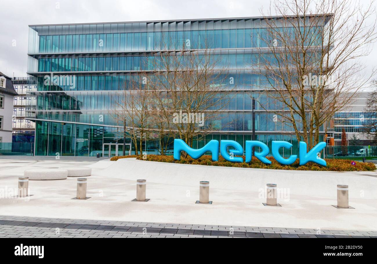 Glasfassade des Merck Innovation Centers und des Merck Logos im Vorderteil. Darmstadt-Land. Stockfoto