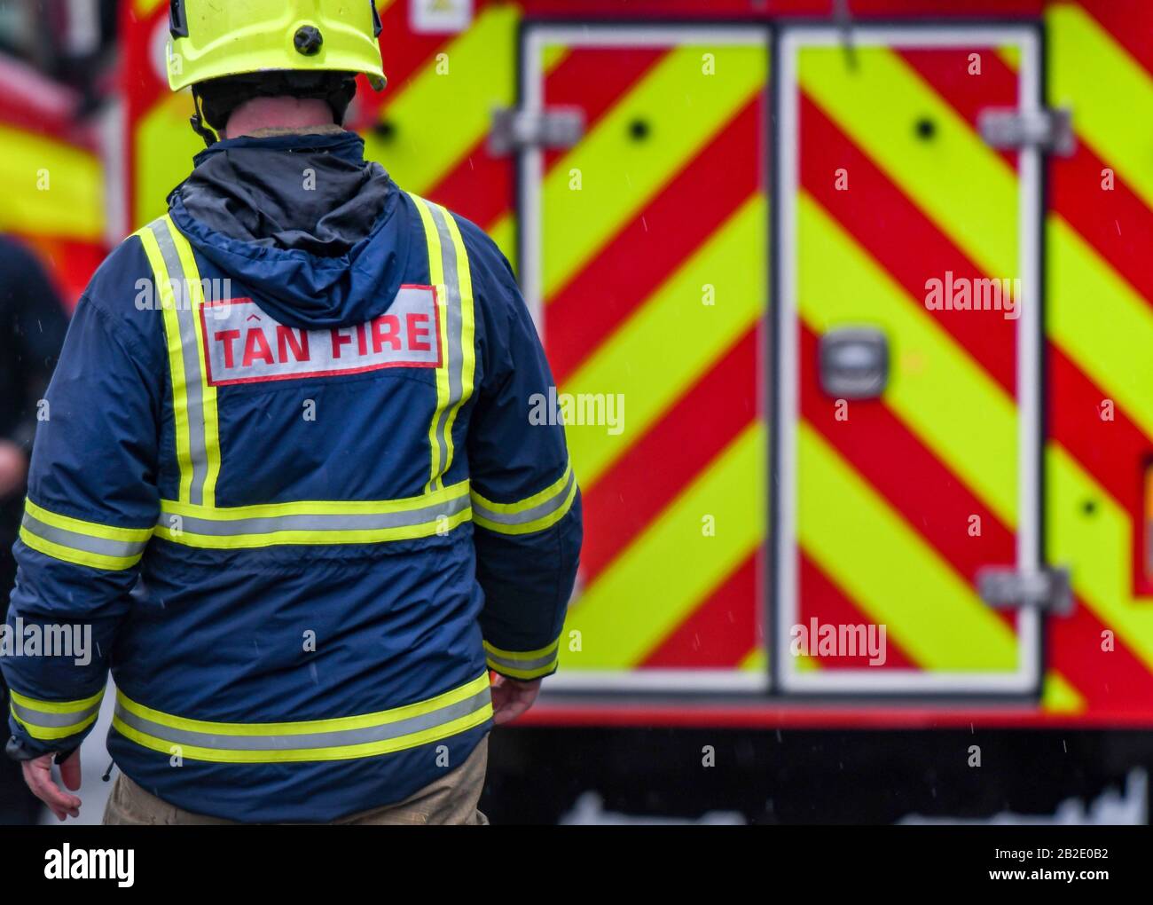 NANTGARW, IN DER NÄHE VON CARDIFF, WALES - FEBRUAR 2020: Feuerwehrmann vor einem Feuerwehrmann, der zu einem Notfall in Nantgarw bei Cardiff ausgerufen wurde Stockfoto