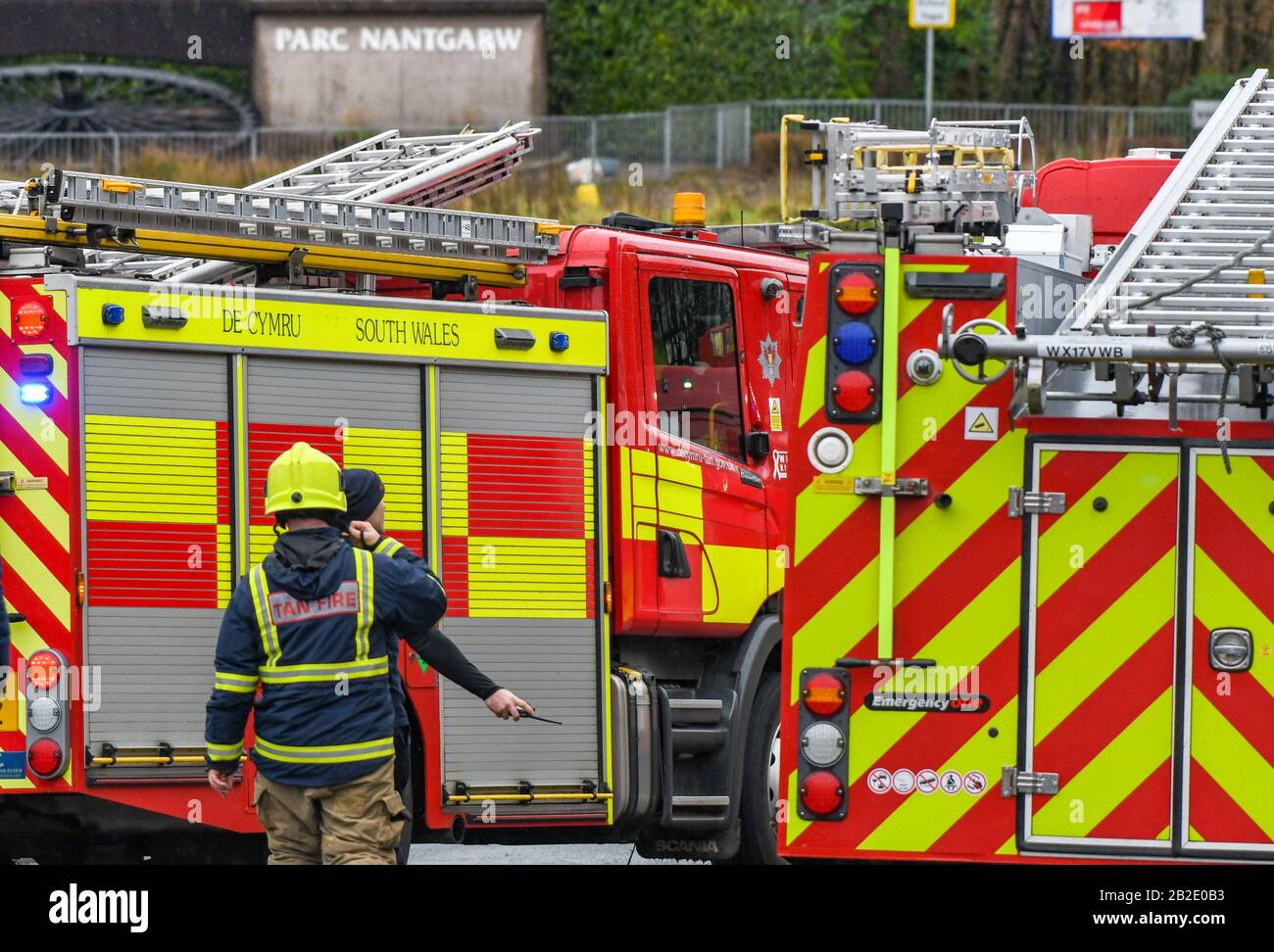 NANTGARW, IN DER NÄHE VON CARDIFF, WALES - FEBRUAR 2020: Feuerwehrmann und Brandausschreibungen forderten einen Notfall in Nantgarw bei Cardiff Stockfoto