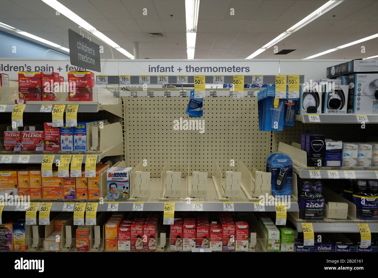 Portland, USA. März 2020. Thermometer sind am 2. März 2020 bei einem Walgreens in Portland, Ore. Fast ausverkauft. Derzeit gibt es drei vermutliche Fälle des neuartigen Coronavirus (COVID-19) im Staat, und die Menschen haben überall in der Stadt Nachschub eingekauft. (Foto von Alex Milan Tracy/Sipa USA) Credit: SIPA USA/Alamy Live News Stockfoto