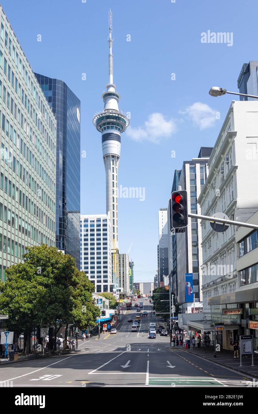 Der Sky Tower von Victoria Street, City Center, Auckland, Auckland Region, Neuseeland Stockfoto