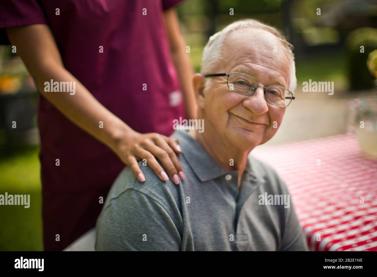 Porträt eines glücklichen Seniors bei einem Picknick Stockfoto