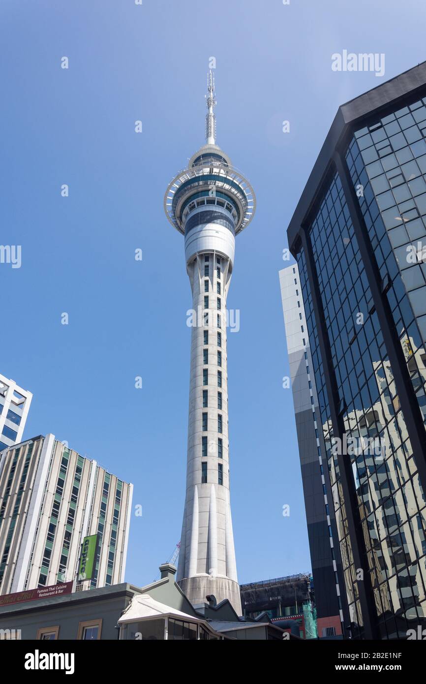 Der Auckland Sky Tower von der Victoria Street, dem Stadtzentrum, Auckland, der Region Auckland, Neuseeland Stockfoto