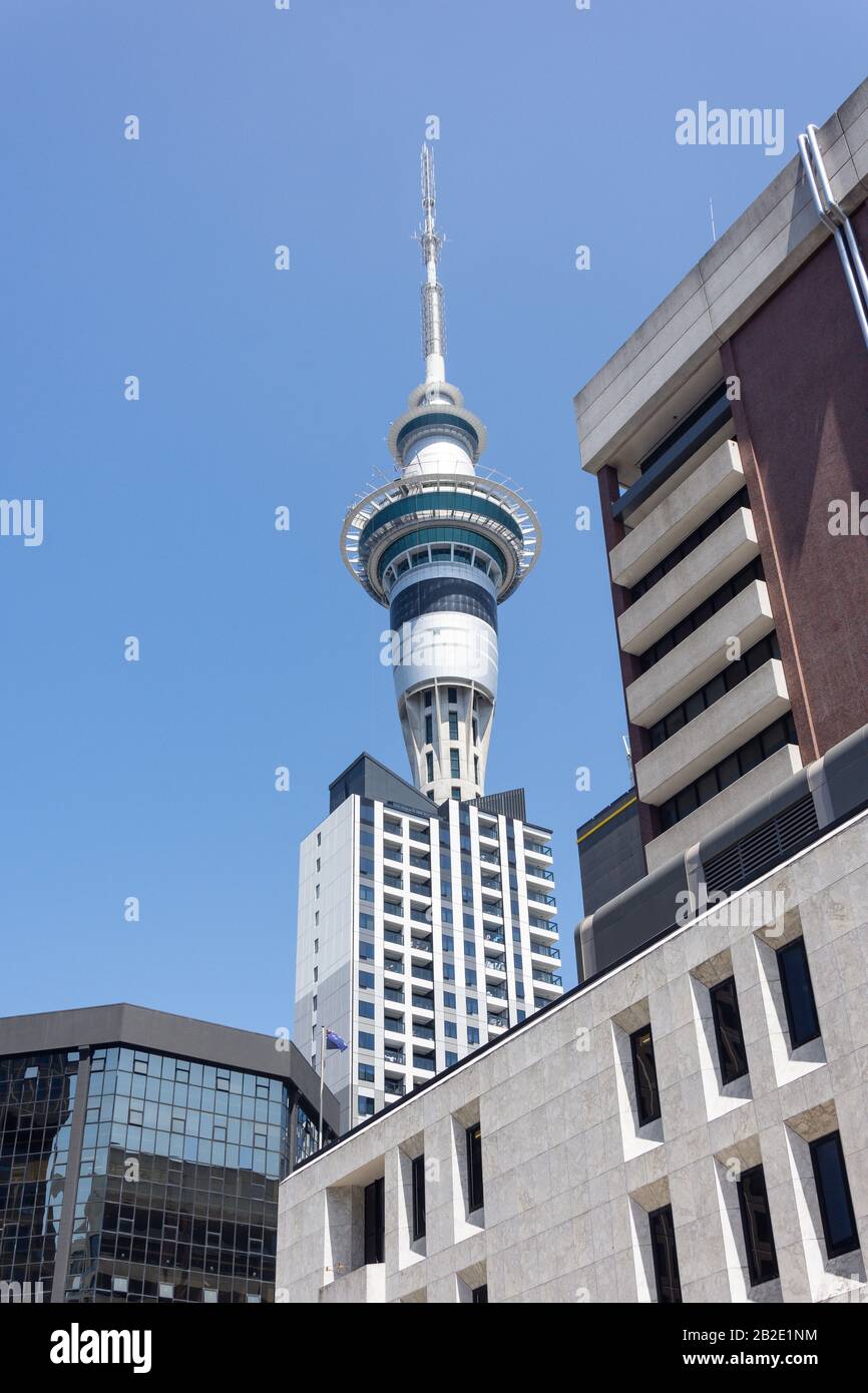 Der Auckland Sky Tower von der Albert Street, dem Stadtzentrum, Auckland, der Region Auckland, Neuseeland Stockfoto