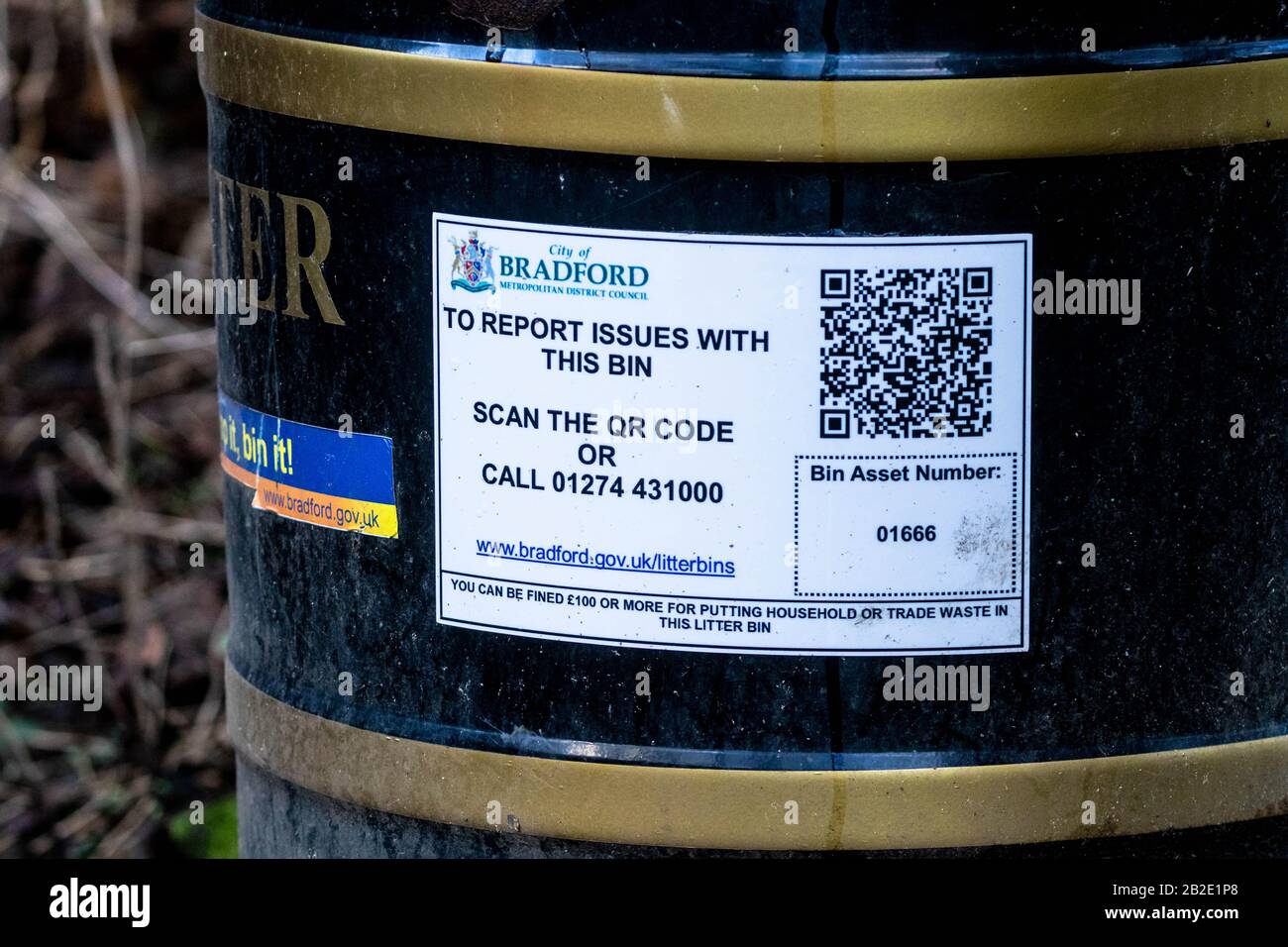 Bradford Council Mülleimer mit einem Etikett mit einem QR-Code zum Scannen. Stockfoto