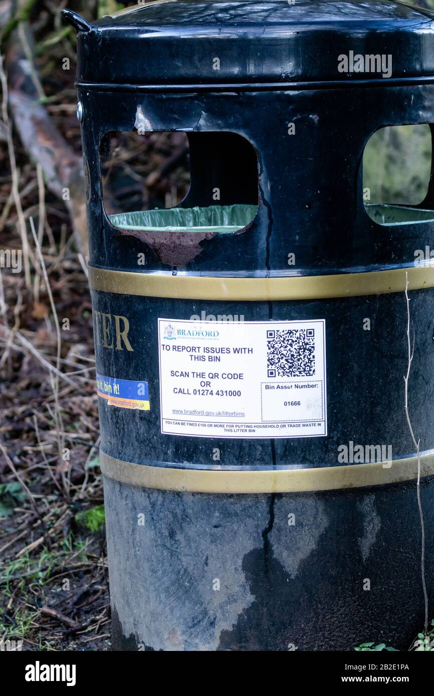 Bradford Council Mülleimer mit einem Etikett mit einem QR-Code zum Scannen. Stockfoto