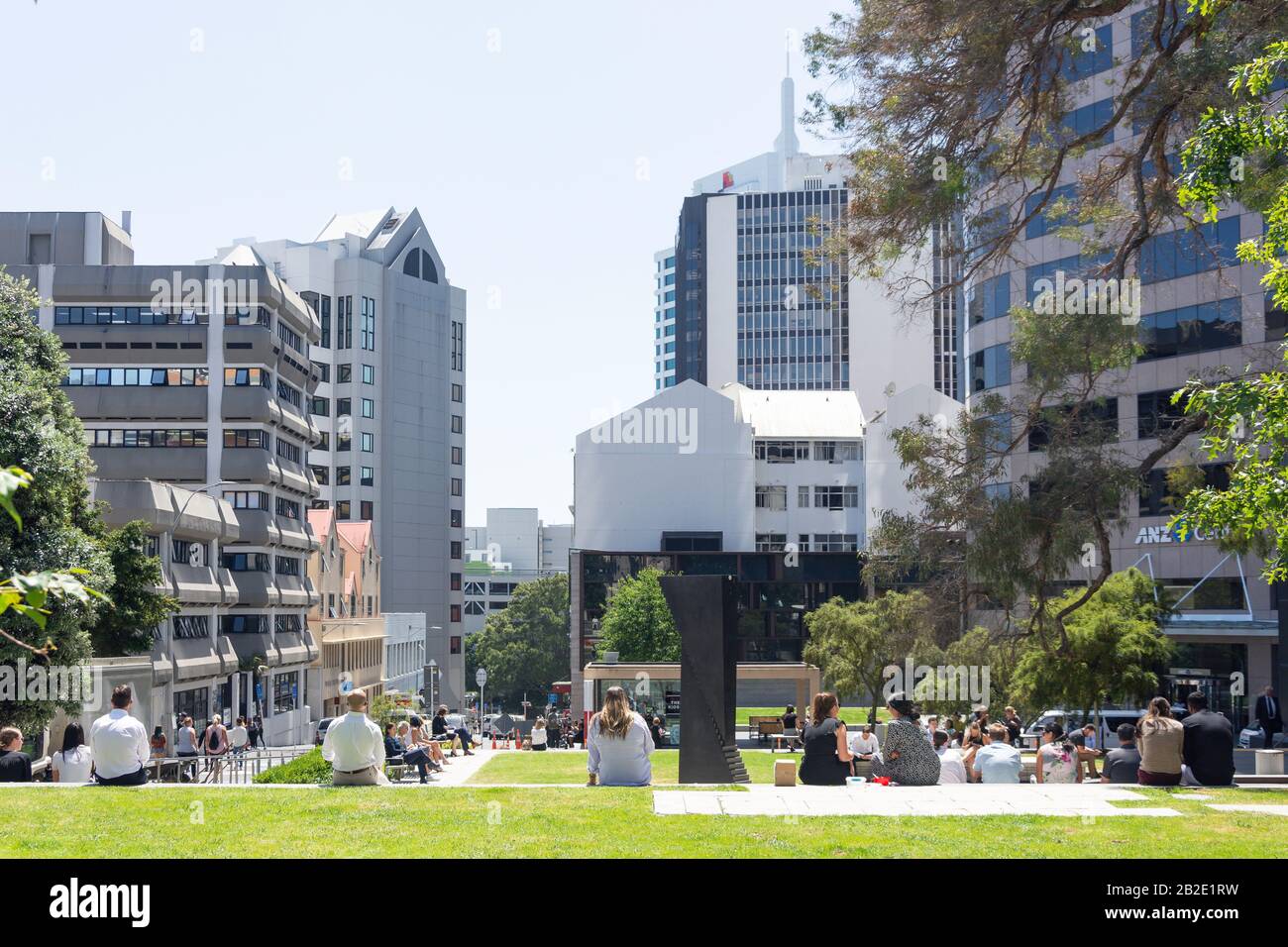 Büroangestellte, die sich zur Mittagszeit entspannen, Federal Square, City Center, Auckland, Auckland Region, Neuseeland Stockfoto