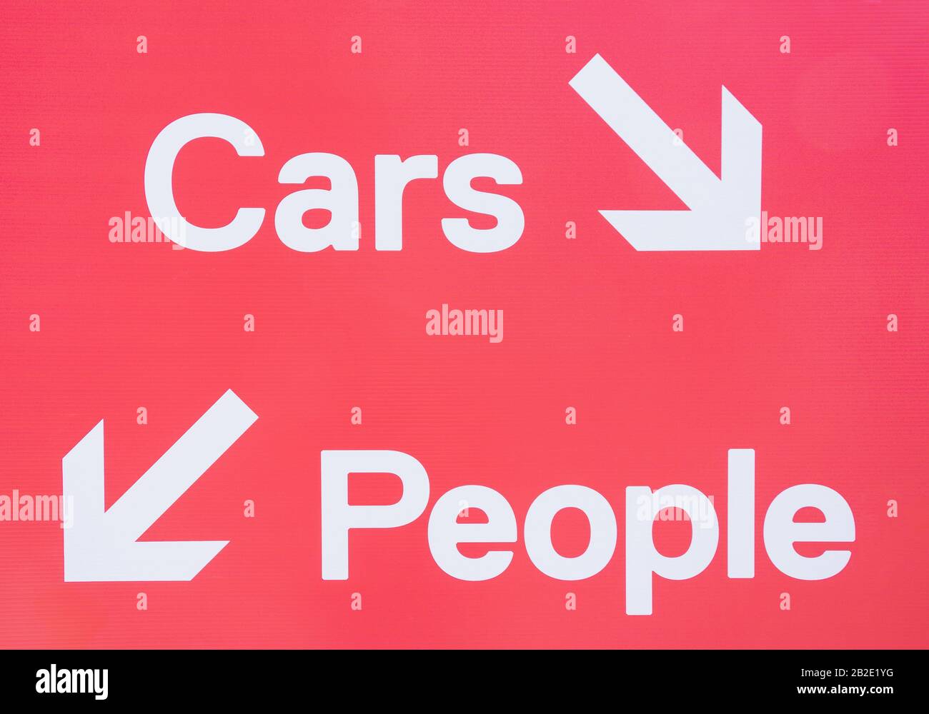 Auto und Leute Richtung Schild, Viaduct Harbor, Auckland Waterfront, City Center, Auckland, Auckland Region, Neuseeland Stockfoto