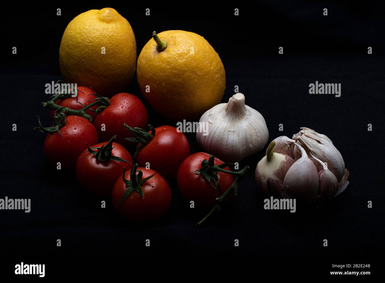 Frische, gesunde, vitaminreiche Obst- und Gemüsezusammensetzung. Vegan-vegane Hintergrundoptionen in lebendigen Farben. Verbesserung des Lebens beim Essen von gutem Essen. Stockfoto