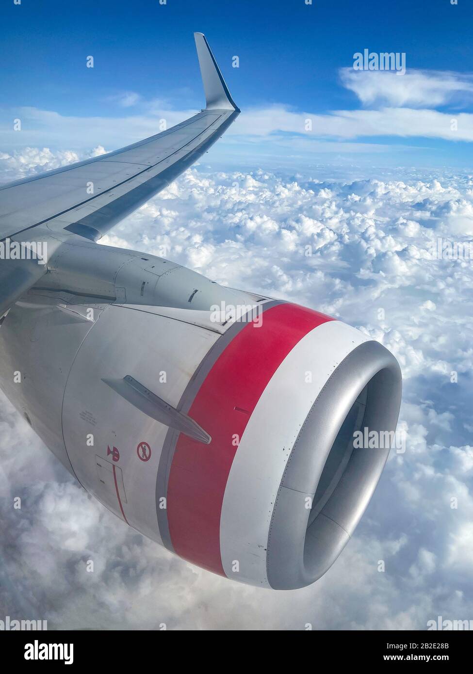 Virgin Australia Boeing 737-800 Flugzeugmotor und Flügel über der Tasmansee, Neuseeland Stockfoto