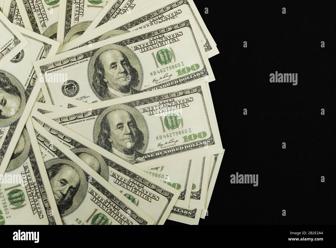 Viele Geldscheine kassieren 100 Dollar kanadischen amerikaners auf schwarzem Hintergrund Stockfoto