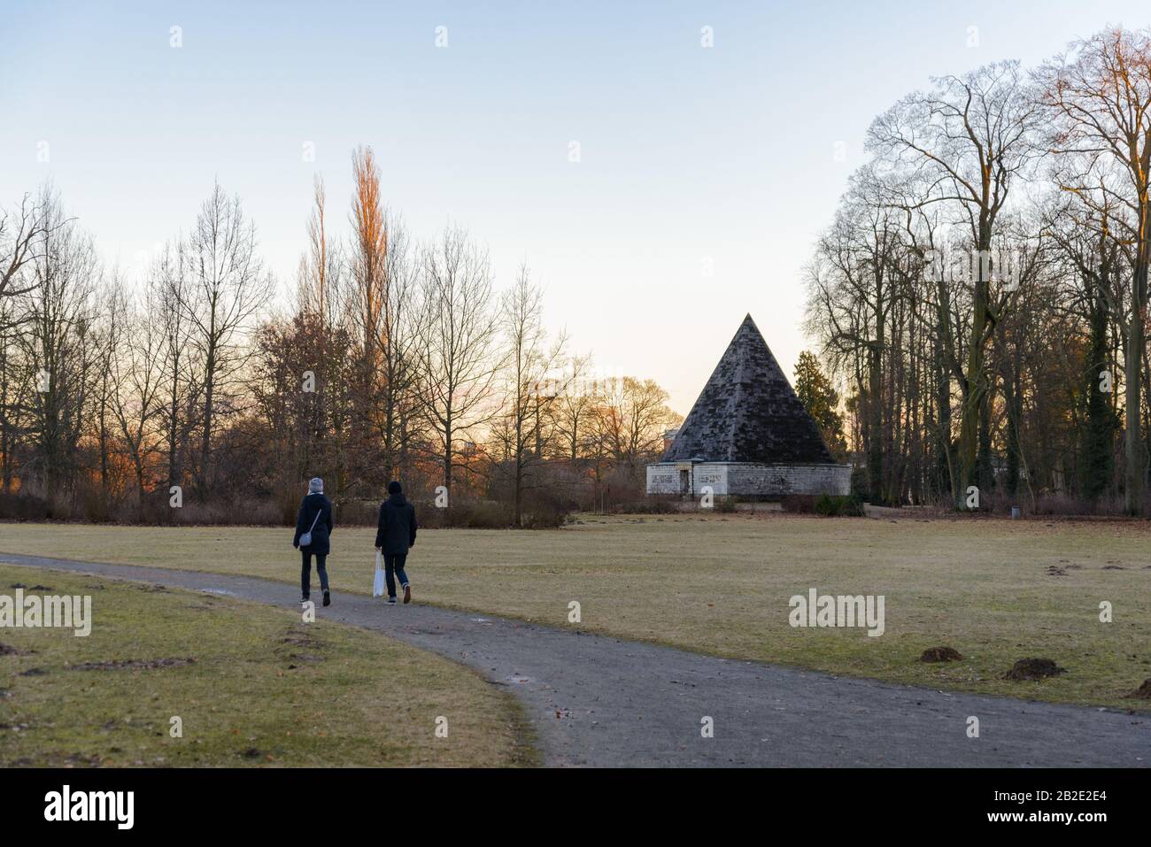 Landschaft des Parks in der Wintersaison und Pyramide im neuen Garten