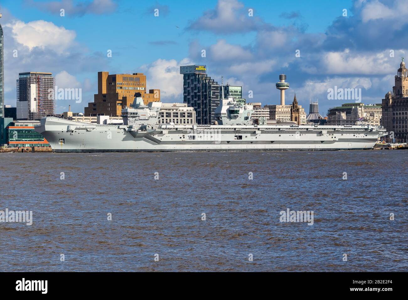 Liverpool, GROSSBRITANNIEN - 1. MÄRZ 2020: Vorderansicht des Flugzeugträgers "HMS Prince of Wales", während er in Liverpool angedockt ist Stockfoto