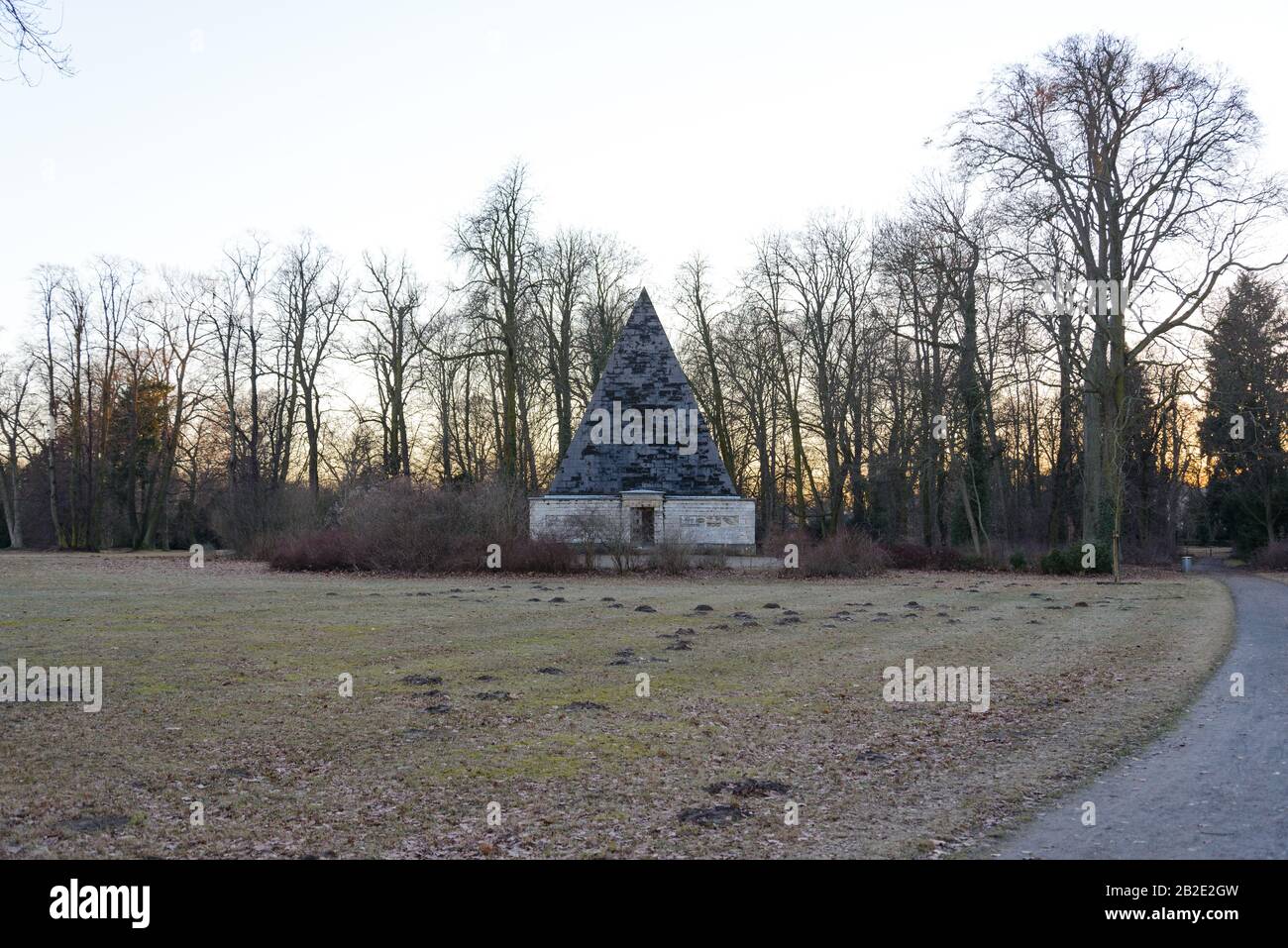 Pyramide Im Neuen Garten Stockfotos und bilder Kaufen Alamy