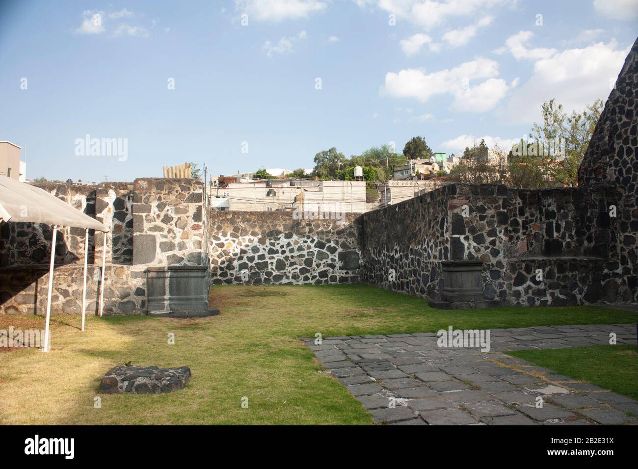 Steinmauern im ehemaligen Rathaus von Culhuacán Iztapalapa Mexiko in Kombination mit Spuren von Urbanität Stockfoto